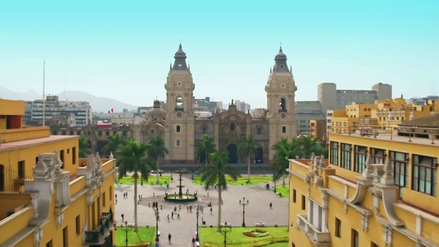 利马全景鸟瞰图，秘鲁广场阿马斯大教堂视频下载