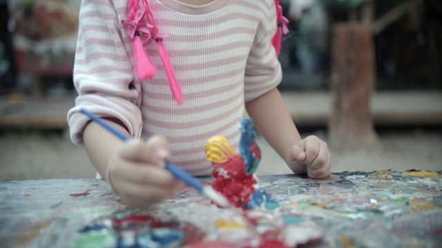 画水彩画的小女孩视频素材