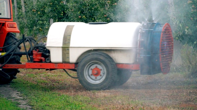 用拖拉机喷洒苹果树视频素材