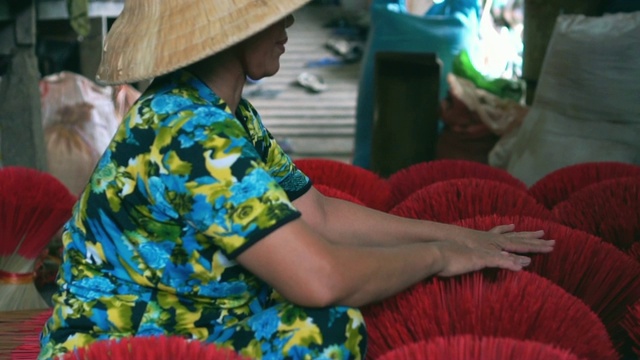 一名越南妇女在越南南部的老传统房子的地板上摆香的4K慢镜头，传统艺术和文化概念视频下载