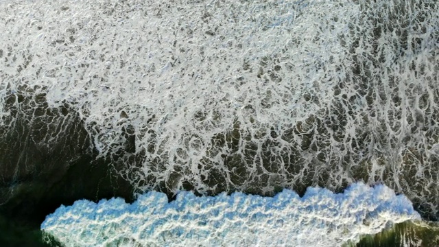 令人难以置信的空中横向飞行，直视加利福尼亚圣克莱门特的汹涌海浪视频下载