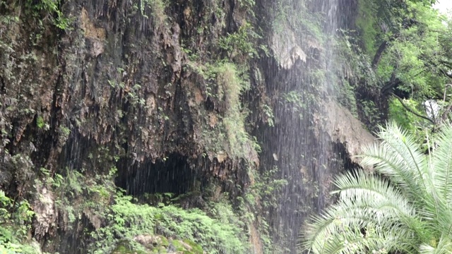 在山区，瀑布从顶部落下视频素材