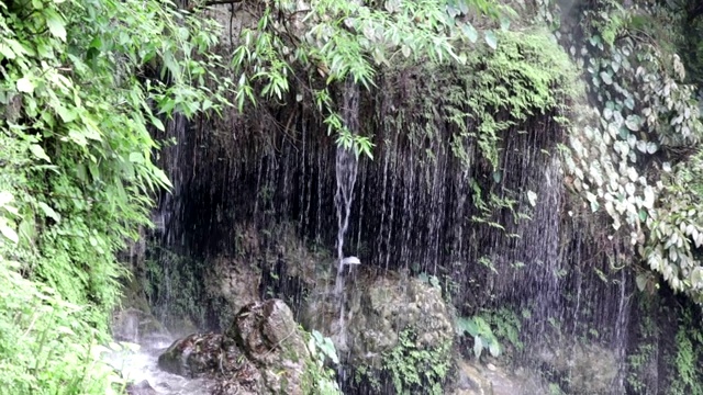 在山区，瀑布从顶部落下视频素材