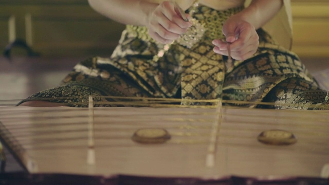 在传统音乐管弦乐队中演奏泰国扬琴的音乐家视频素材