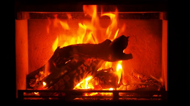 火在室内壁炉里猛烈燃烧的特写视频下载
