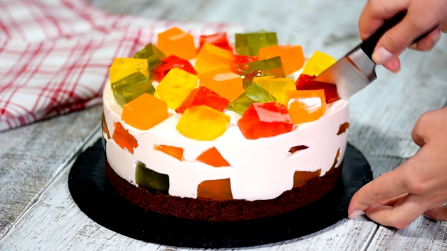 切彩色水果果冻蛋糕。视频下载