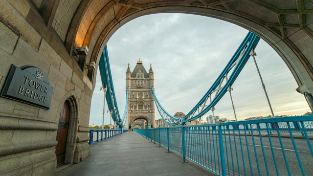 英国伦敦塔桥内的时间流逝视频素材