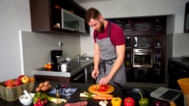 男人在家庭厨房里准备美味健康的食物视频素材