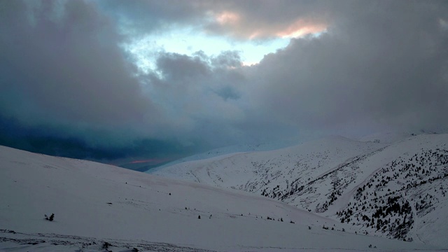 壮观的天空和白雪皑皑的群山中的阳光视频素材
