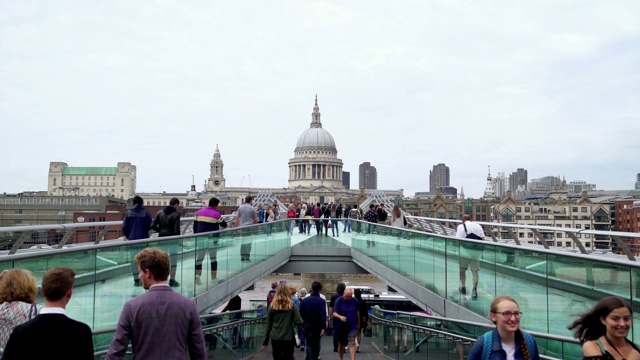 伦敦千禧桥和圣保罗大教堂视频素材