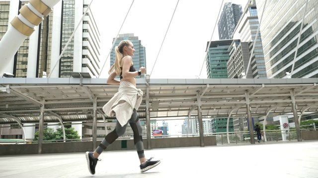 年轻女子在城市里跑步视频素材