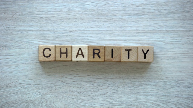 慈善，木方块上的定格字，捐赠和帮助有需要的人视频下载