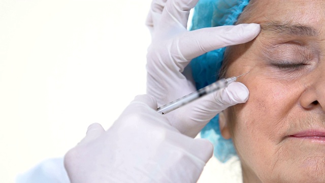 女性美容师手注射透明质酸，面部年轻化程序视频素材