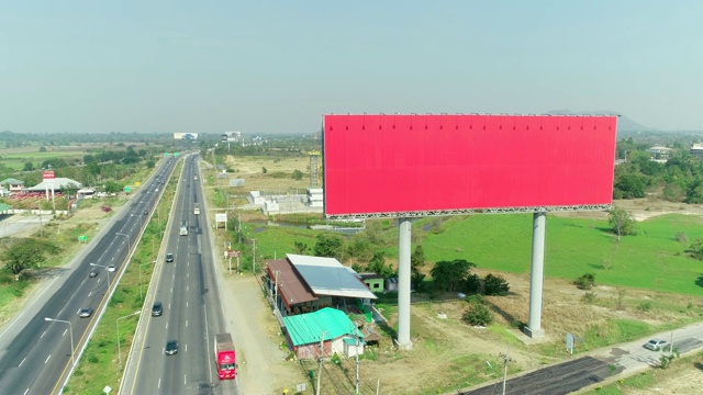 高速公路上的空旷广告牌，由无人机航拍。视频下载