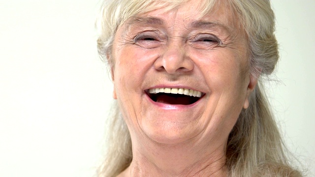 乐观的白发老人笑哈哈的镜头，开朗的退休女士，好心情视频素材