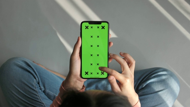 女人使用智能手机的特写，绿色屏幕视频素材