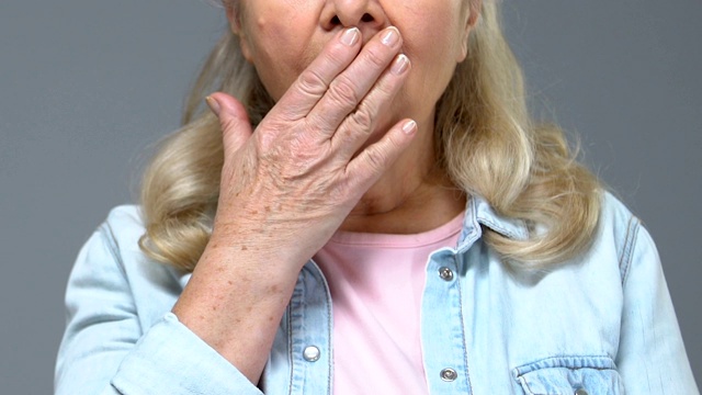 惊讶的老年女性用手捂着嘴，令人震惊的消息，麻烦证人视频素材
