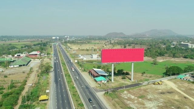 高速公路上的空旷广告牌，由无人机航拍。视频下载