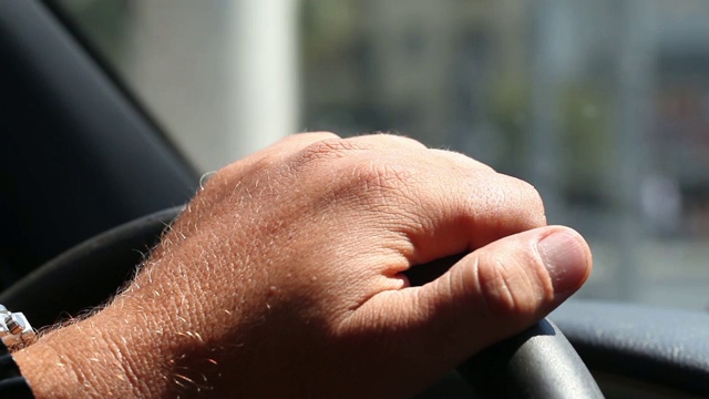 男性的手在汽车车轮上视频素材