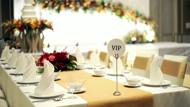 餐厅婚宴餐桌上的贵宾横幅，宴会餐桌装饰。视频下载