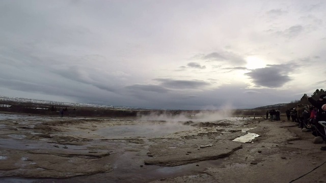 冰岛的斯特罗库尔间歇泉正在喷发视频素材