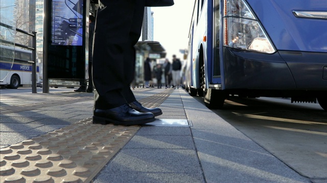 这张照片拍摄的是男子在首尔的公交车站等车时穿的鞋子视频下载