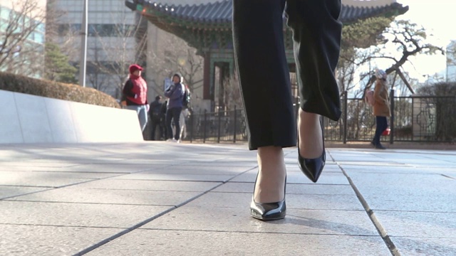女人的腿和走在街道上的城市建筑视频素材