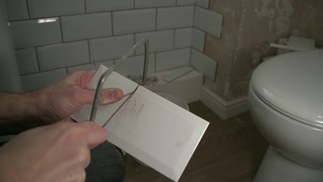 锯切浴室墙上的瓷砖视频素材