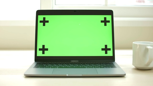 正在接近笔记本电脑的绿色屏幕视频素材
