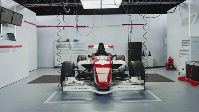 红色和白色赛车在实验室维修视频下载
