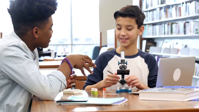志愿辅导老师帮助青春期前的学生完成科学作业视频素材