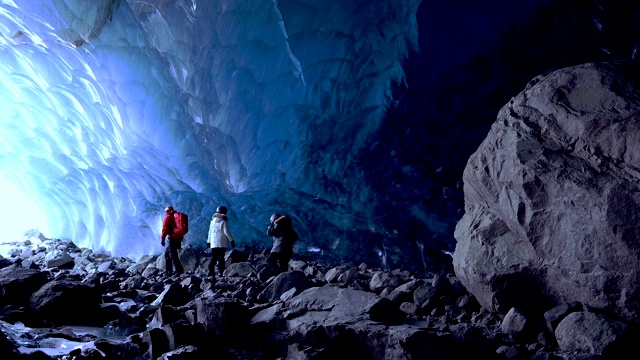 一对夫妇在一个古老的冰洞里视频素材