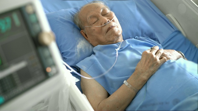 心电监护仪，医疗设备与资深亚洲男性患者在医院视频素材