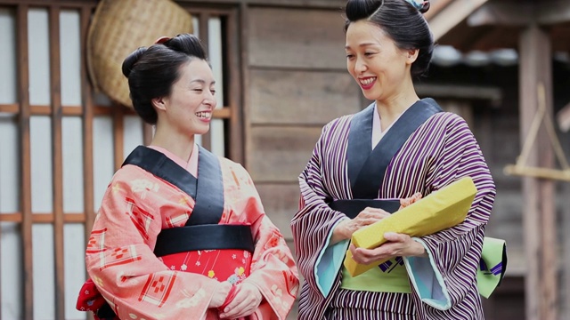 村中穿着传统和服的日本妇女视频下载