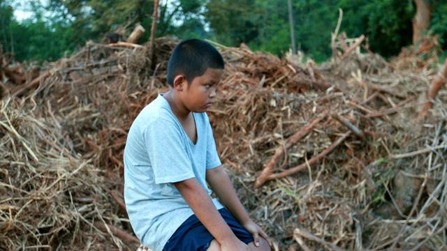 亚洲男孩遭受自然灾害与悲伤的脸视频素材