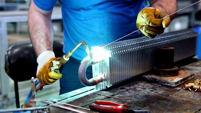 钢铁工人在工厂焊接熔炉视频素材