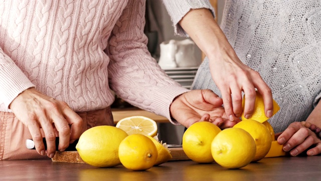 女人们在厨房柜台上制作柠檬水视频素材
