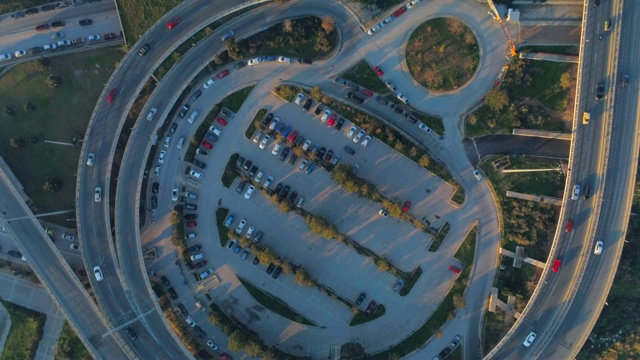 航拍镜头-无人机-飞越雅典南部的交通枢纽，法里罗，希腊视频下载