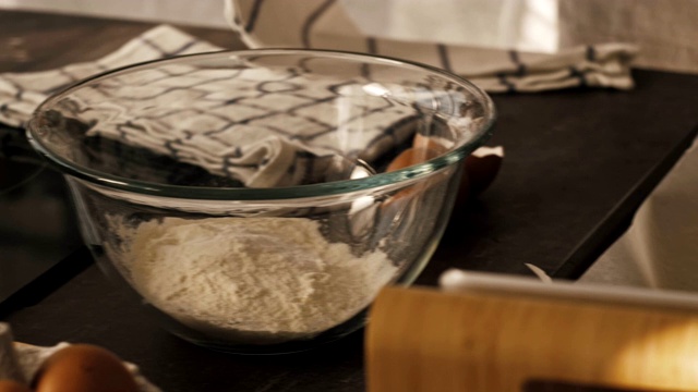 新鲜烘焙的自制糕点视频素材