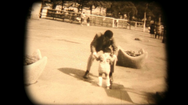60年代的8毫米镜头，和爸爸在公园散步视频下载