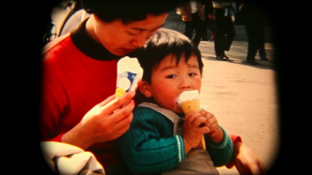 60年代的8毫米镜头——母亲和儿子在吃冰淇淋视频下载