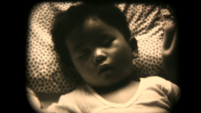 60年代的8毫米镜头，婴儿在睡觉视频下载