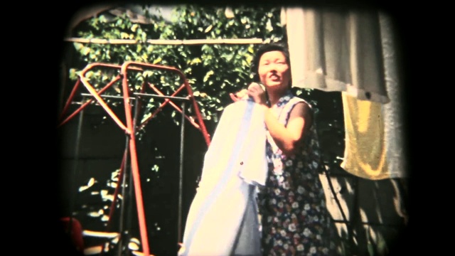 60年代的8毫米镜头-洗完衣服后挂衣服视频下载