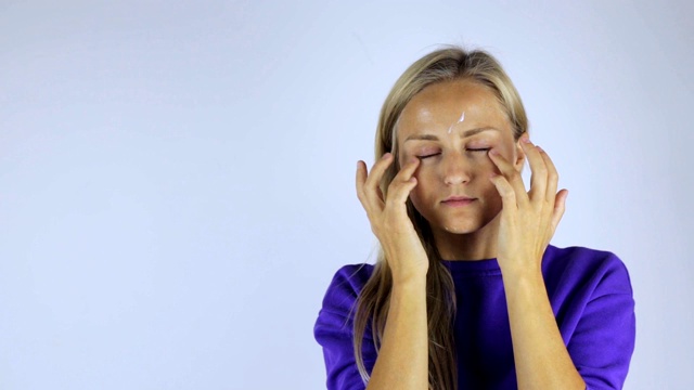 女人在脸上擦药膏视频下载