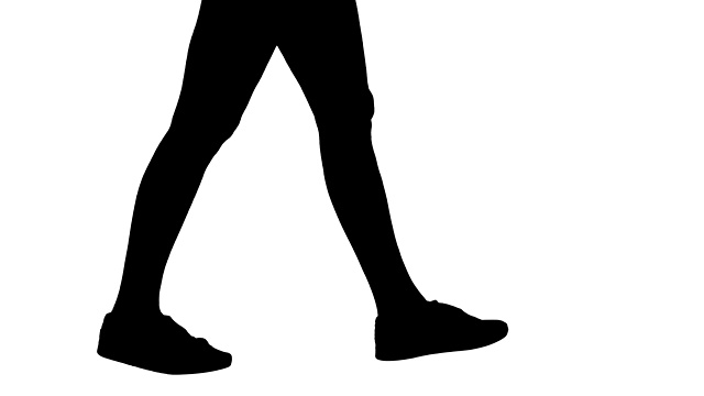 女人脚穿白色的运动鞋走路视频素材