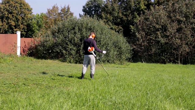 一个正在割高草的成年人视频下载