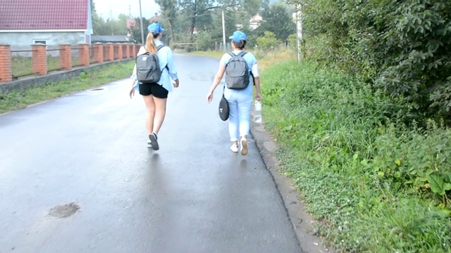 两个女游客走在路上——后视镜。视频下载