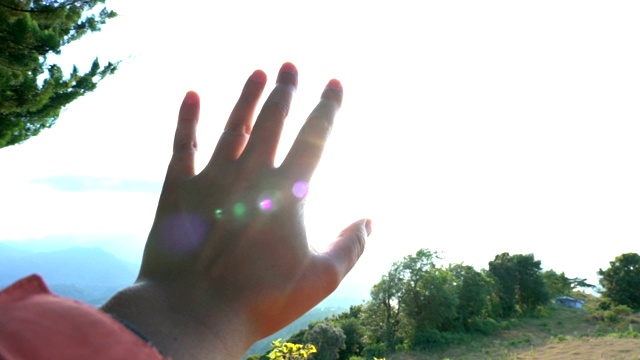爱和失重的气氛。女性的手用阳光抚摸着天空。理性景观中的自由创造。想象的概念视频素材
