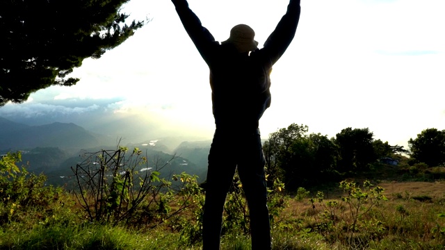 攀登高峰。日出时，人们在美丽的山景上快乐地跳着，举起双手。理想很好。克服挑战。概念旅行全球各地。视频素材