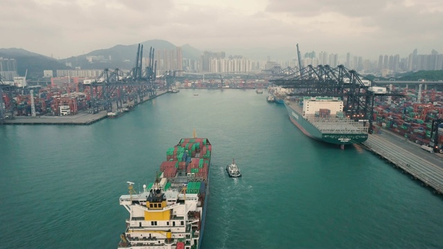 中国香港集装箱货轮码头视频素材